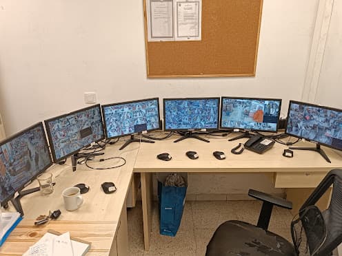 2S Elektronik güvenlik kamerası izleme merkezi — çok monitörlü kontrol odası